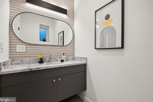 2037 Locust St, Philadelphia PA  19103-5613 exterior