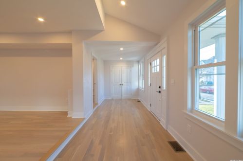 29 Central Ave, Valley Stream NY  11580-5431 exterior