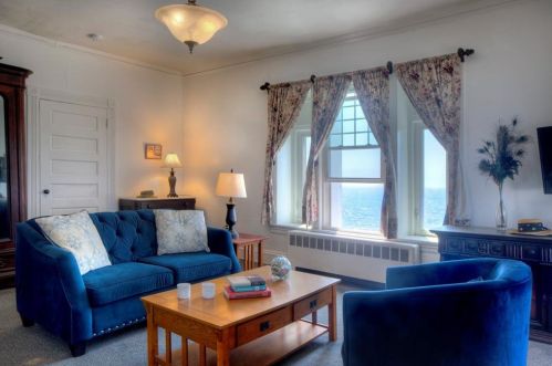 333 Tuckerman Ave, Middletown RI 02842-6049 exterior