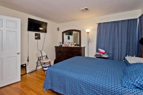 4 Mitchell Dr, Enfield CT 06082-4916 exterior