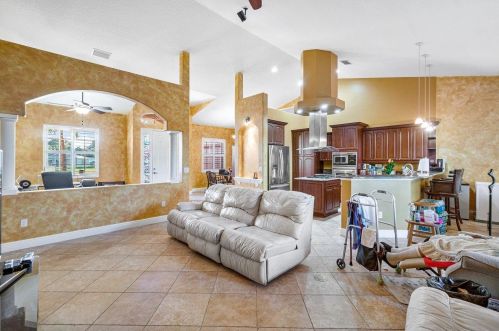 386 Dalton Cir, Fort Pierce FL 34953-5850 exterior