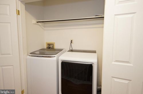 25 Jasmine Ct, Trenton NJ 08648-4808 exterior