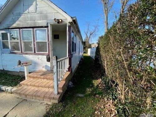 19 9 Ave, Huntington Station NY 11746-2219 exterior