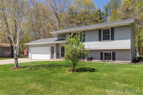 5817 Ell Ct, Fennville, MI 49408-9499