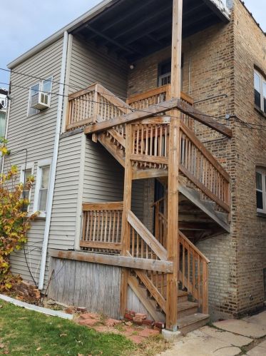 8030 Eberhart Ave, Chicago IL 60637-2484 exterior