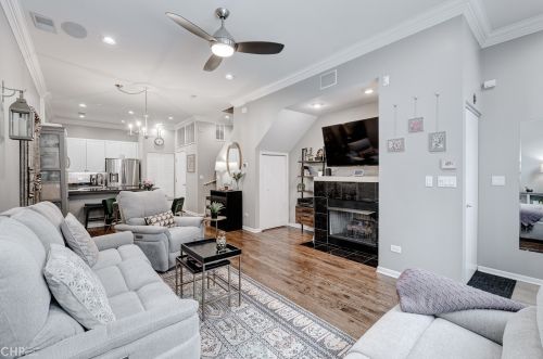 932 Crosby St, Chicago, IL 60610-2402