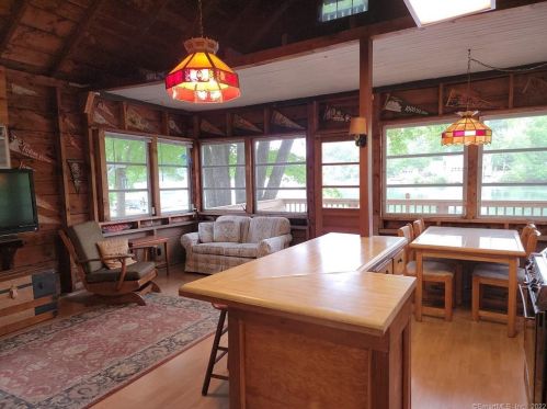 8 Arnold Ln, Killingly CT 06241-1515 exterior