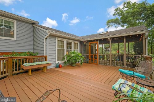 2105 Rampart Dr, Alexandria VA 22308-1537 exterior