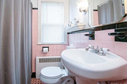 9 Allen St, Enfield CT 06082-4715 exterior