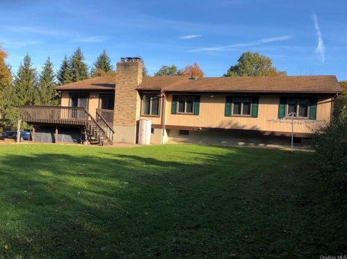 10 Farm Mdw Ln, Montgomery NY 12549-2100 exterior