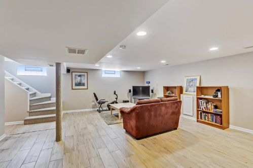 8236 Berwyn Ave, Chicago IL 60656-1455 exterior