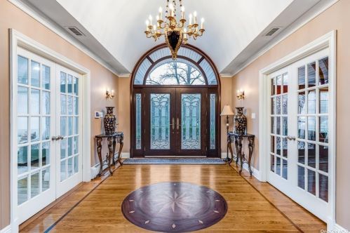 20 Astro Pl, Huntington Station, NY 11746-5729