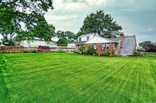 273 Essex St, Babylon NY 11704-2108 exterior