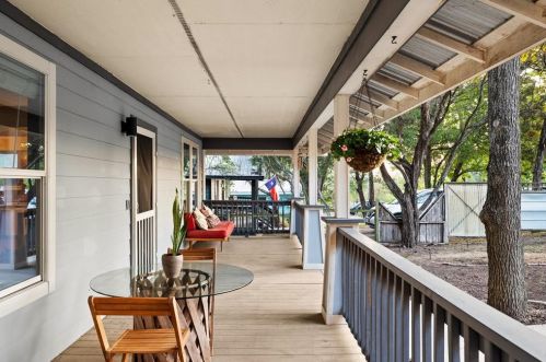 1121 Delano St, Austin TX 78721 exterior