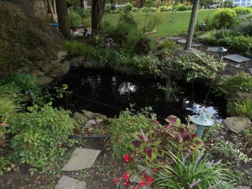 32 Pheasant Run Ln, Huntington Station NY 11746-8142 exterior