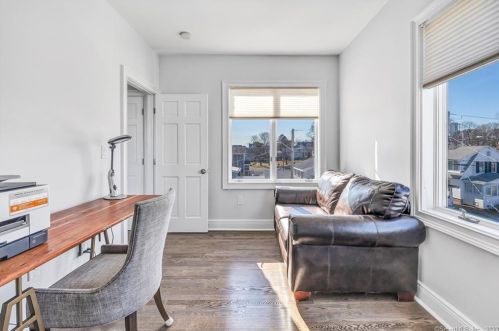 4 Lawrence Ct, Milford CT 06460-7336 exterior