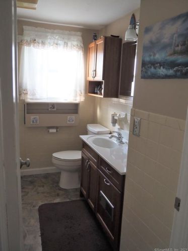 94 Hawthorne St, Manchester CT 06042-3021 exterior