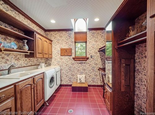 2009 Victoria Hl, Rochester MI exterior