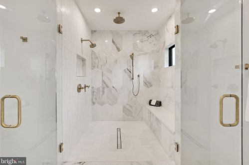 1422 Mayflower Dr, Mc Lean VA 22101-5615 exterior