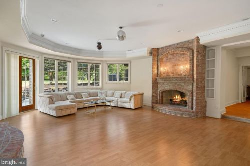 12705 Greenbriar Rd, Rockville MD 20854-6324 exterior