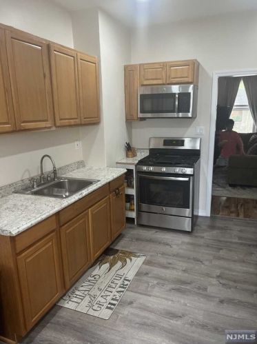 219 8th St, Fairview NJ  07022-1306 exterior