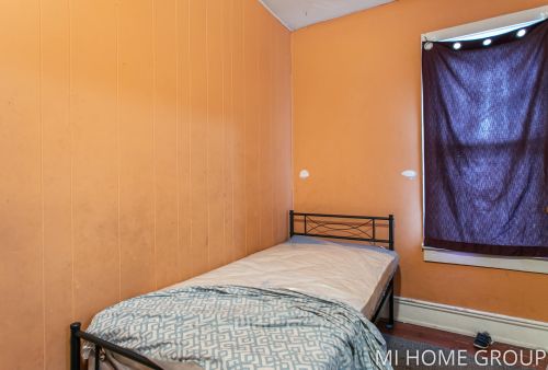 820 1 St, Grand Rapids MI 49504-5575 exterior