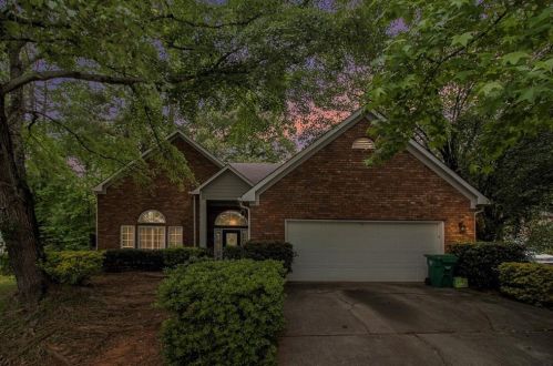 585 Shore Rd, Lithonia GA  30058-5990 exterior