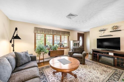 15 Lox Ln, Enfield CT 06082-5043 exterior