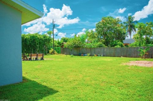 2101 52 Ln, Naples FL 34116-6831 exterior