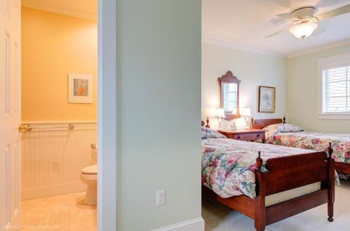 412 Corey Ln, Middletown RI 02842-5662 exterior