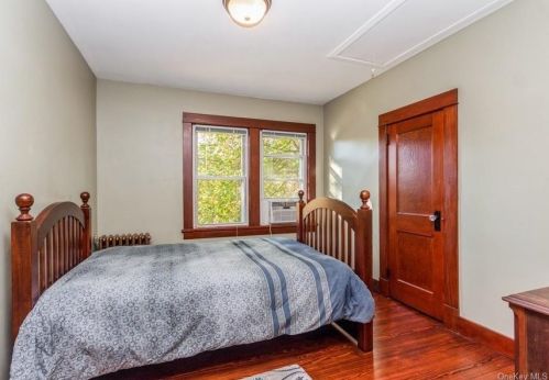 391 Kings Hwy, Valley Cottage NY 10989-1527 exterior