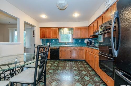 13 Dawson Dr, Valley Stream NY 11581-2939 exterior