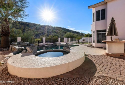 2737 Amberwood Dr, Phoenix AZ 85045-4208 exterior