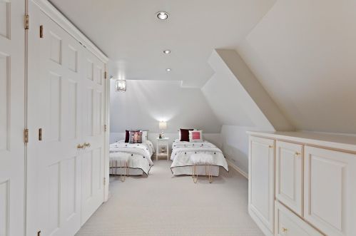 7267 Brg Ln, Milwaukee WI 53217-3627 exterior