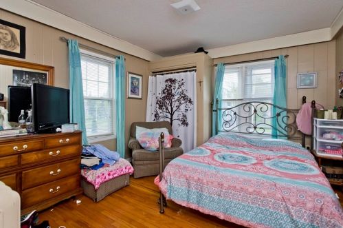 242 Grove St, Chicopee MA 01020-1820 exterior