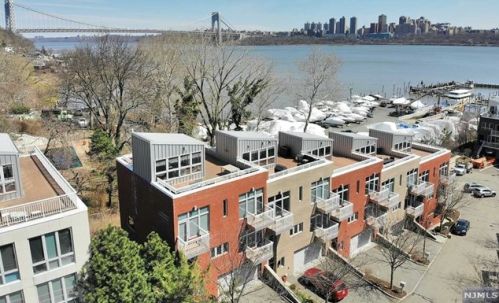 10 Vela Way, Edgewater, NJ 07020-1564