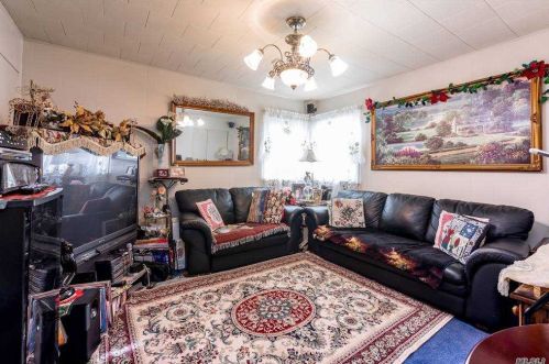 47 Carl St, Valley Stream NY 11580-4035 exterior