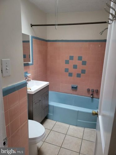 1027 Knorr St, Philadelphia PA 19111-4908 exterior