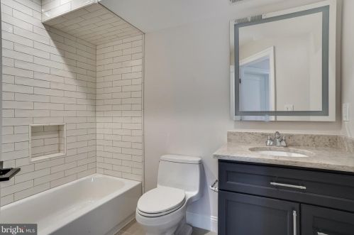 6811 Dillon Ave, Mc Lean VA 22101-4401 exterior