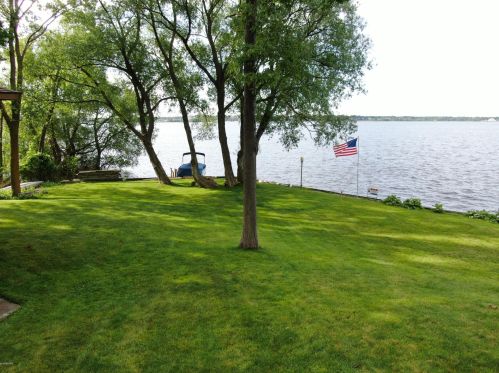 300 Cir Dr, Meskegon MI 49445-2712 exterior