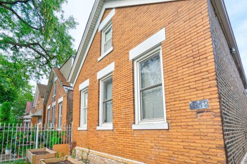 2819 Sawyer Ave, Chicago IL  60618-7502 exterior