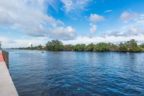 14 Colonial Club Dr, Boynton Beach FL 33435-8343 exterior