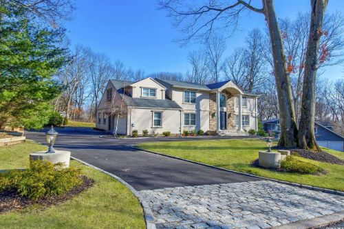 4 Jason Ct, Huntington Station, NY 11746-5839