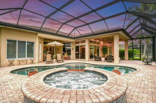 5092 Cerromar Dr, Naples FL 34112-7919 exterior