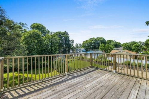 8 Un St, Milford CT 06460-4724 exterior