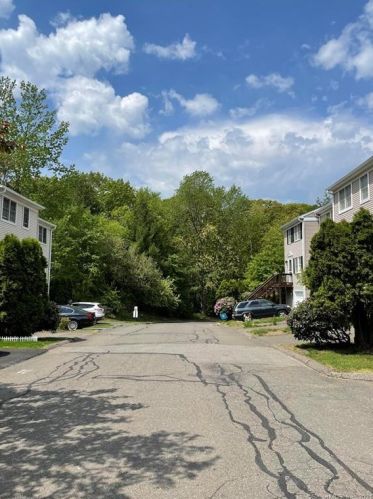 84 Summit Cmns, Derby CT 06418-1262 exterior