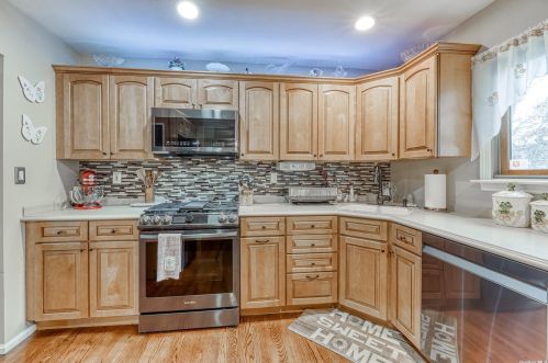 8 Linda Ln, Babylon NY exterior