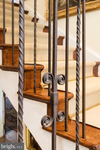 42 Bells Ml Rd, Philadelphia PA 19128-1007 exterior