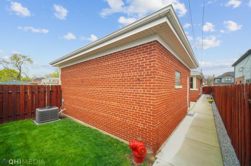 10600 Whipple St, Chicago IL 60645-4110 exterior