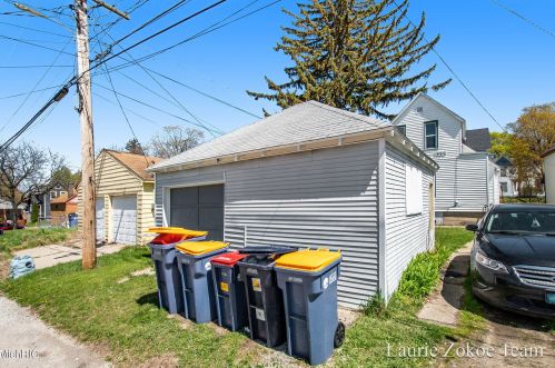 955 Tamarack Ave, Grand Rapids MI 49504-3038 exterior